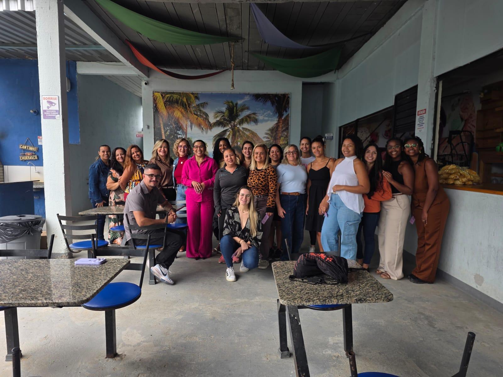 Grupo de mulheres em roda de conversa